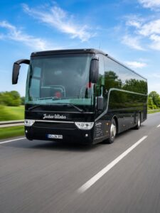Jochen Winter - Schwarzer Reisebus unterwegs in Moerfelden
